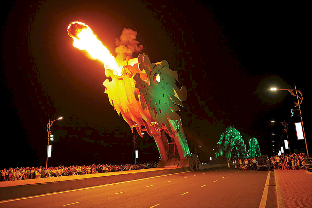 A lot of tourists gather to witness the spectacular fire-breathing show